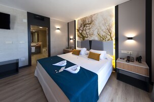 Premium Suite, Hot Tub, Garden View | Down comforters, memory foam beds, in-room safe, desk