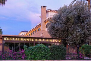 Un restaurante con un letrero que dice "RESTAURANTE BOTANICO".