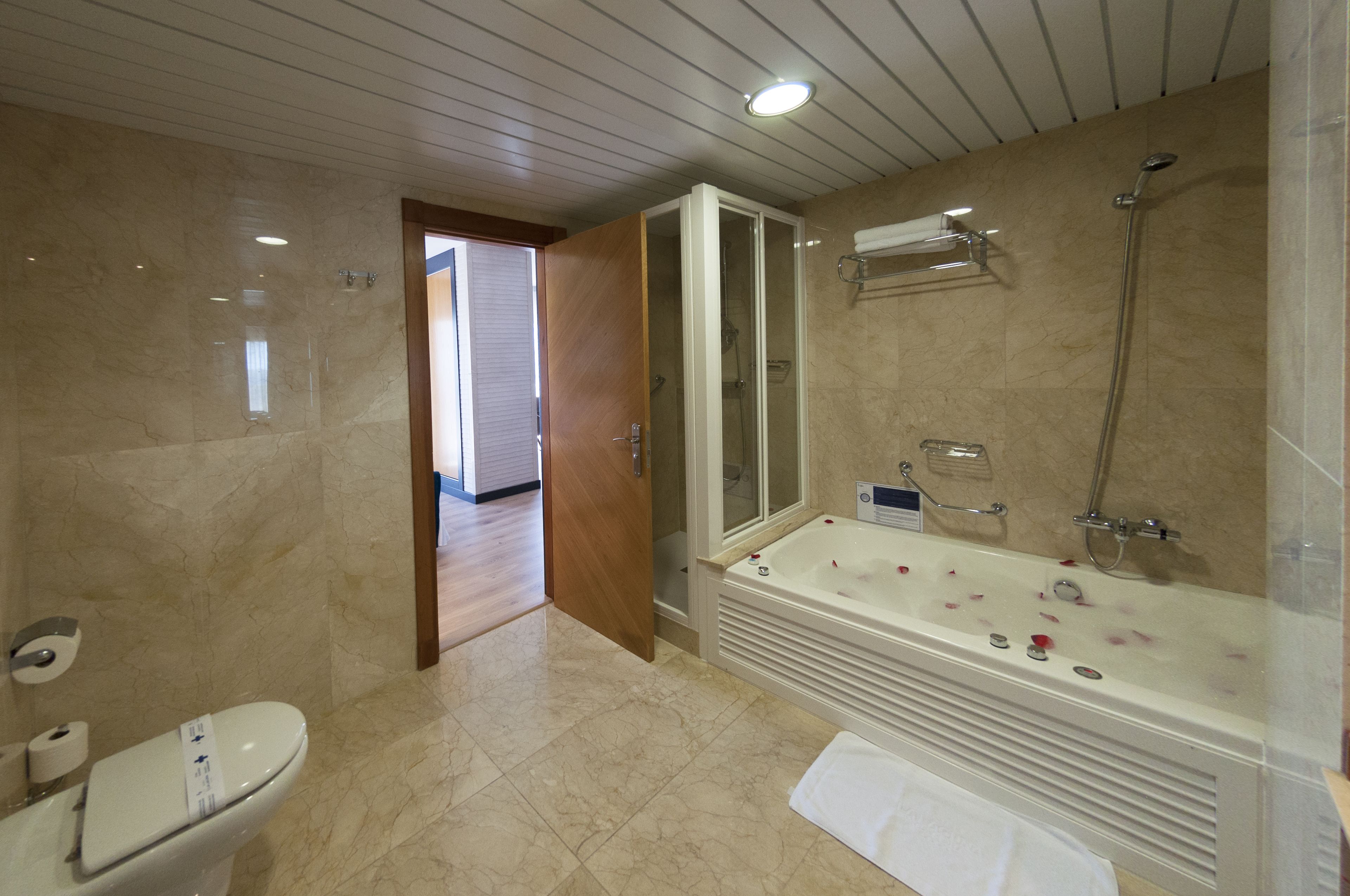 premium suite, hot tub, garden view | bathroom | free toiletries, hair dryer, bidet, towels