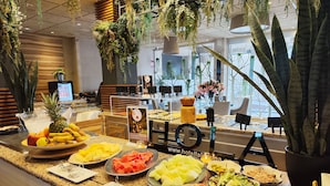 A buffet with various fruits, vegetables, and a hot tub area. - Hotel La Laguna Spa And Golf (Rojales)