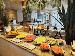 Buffet déjeuner (10 EUR par personne)