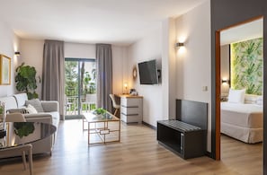 Deluxe Suite, Hot Tub | Down duvets, memory-foam beds, minibar, in-room safe