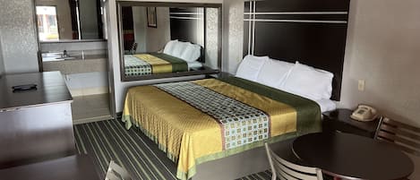 Rom – standard, 1 kingsize-seng, kjøleskap og mikrobølgeovn | Skrivebord, wi-fi (inkludert) og sengetøy