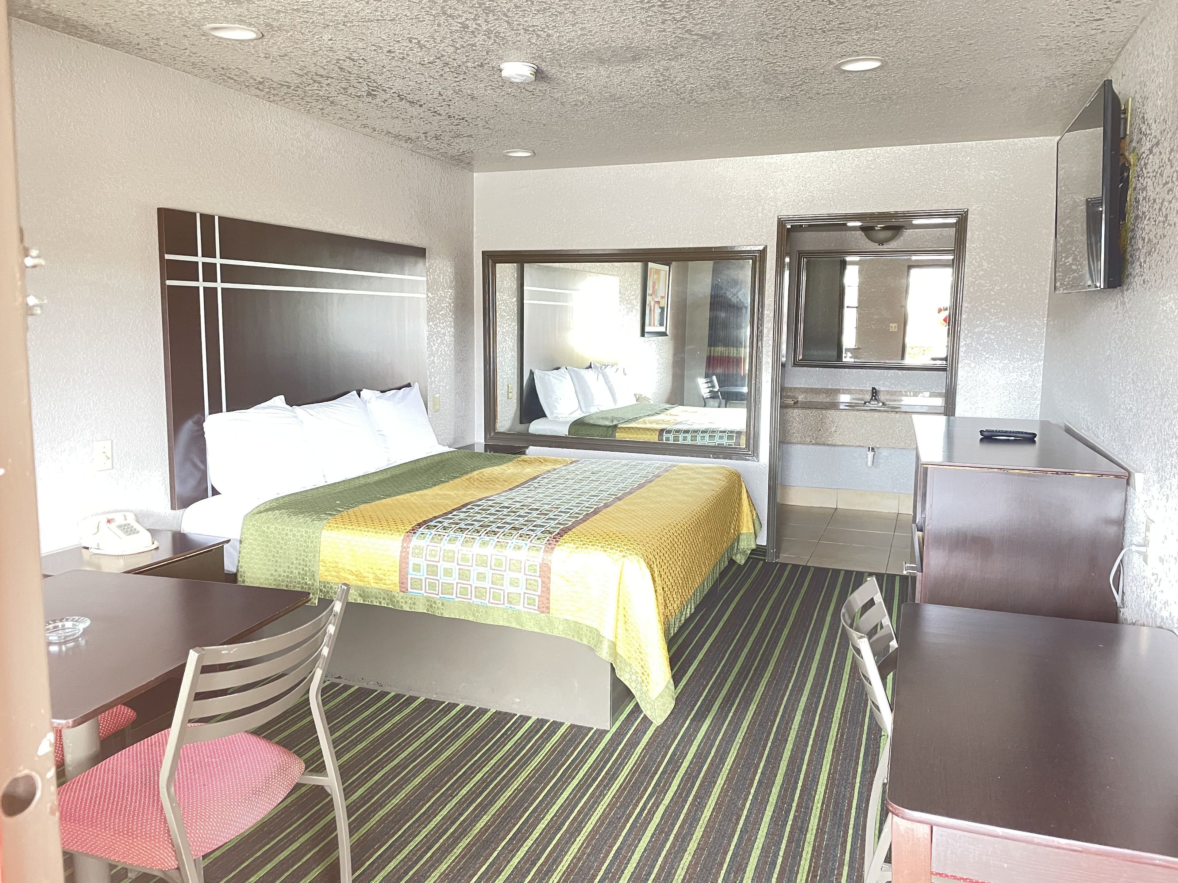 Escritorio, wifi gratis y ropa de cama 