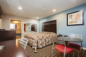 Standard Room, 1 King Bed, Refrigerator & Microwave | Desk, free WiFi, bed sheets