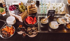 Se ofrece un desayuno para llevar entre semana (por un coste adicional)