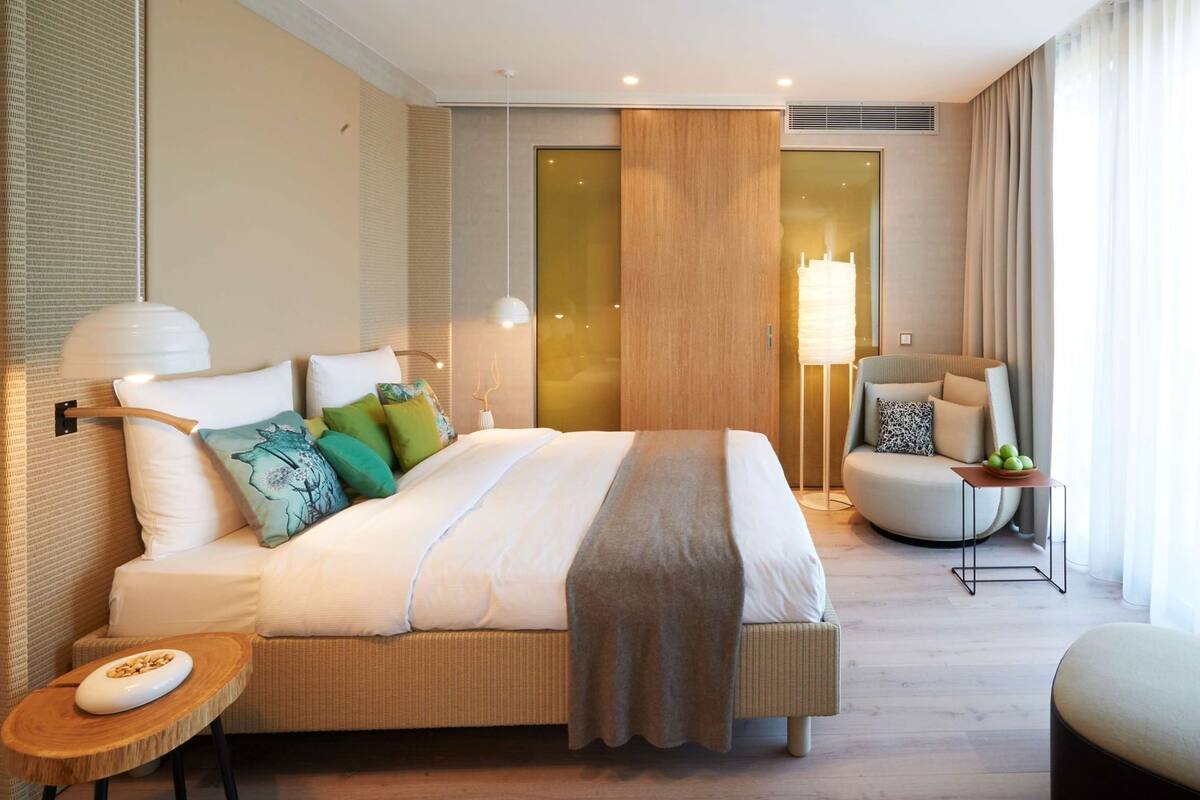 ملاءات للفراش لا تسبب الحساسية وخزنة داخل الغرفة ومكتب