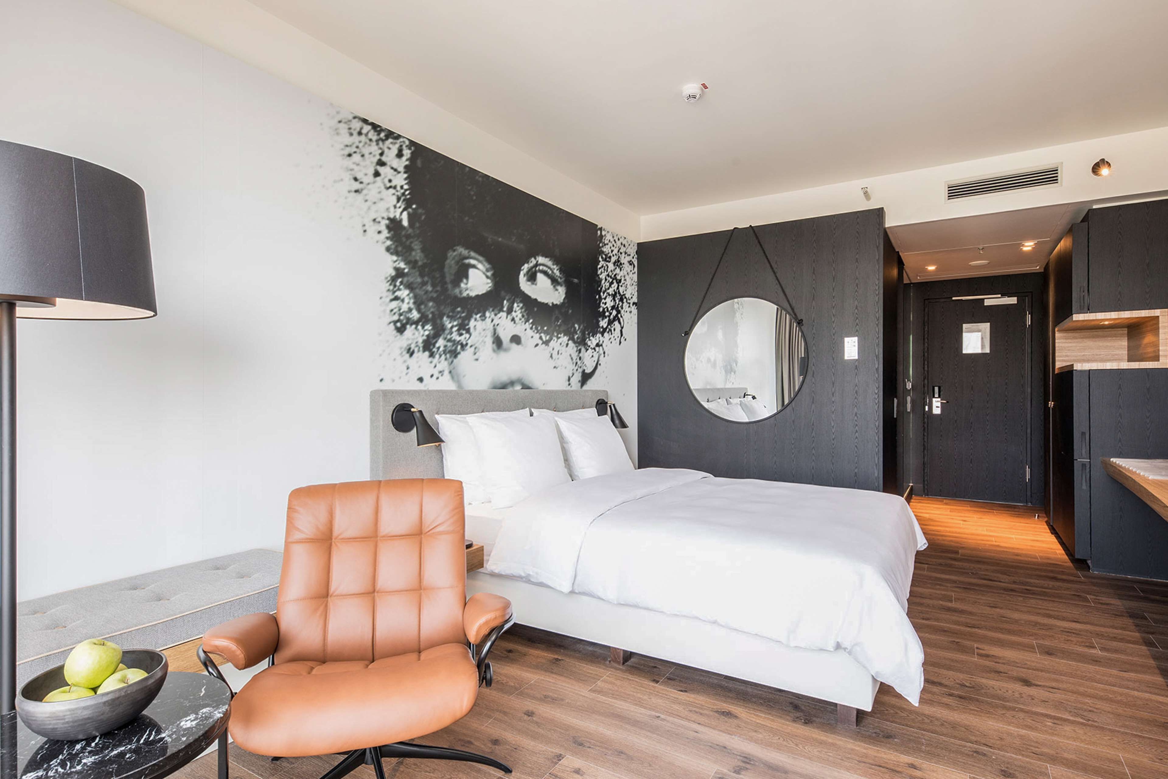 Ropa de cama hipoalergénica y caja de seguridad en la habitación 