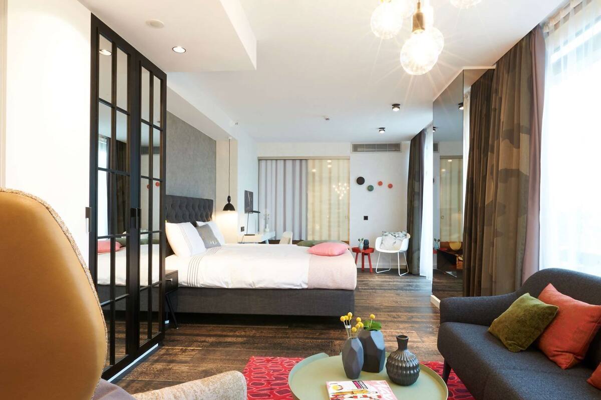 ملاءات للفراش لا تسبب الحساسية وخزنة داخل الغرفة ومكتب