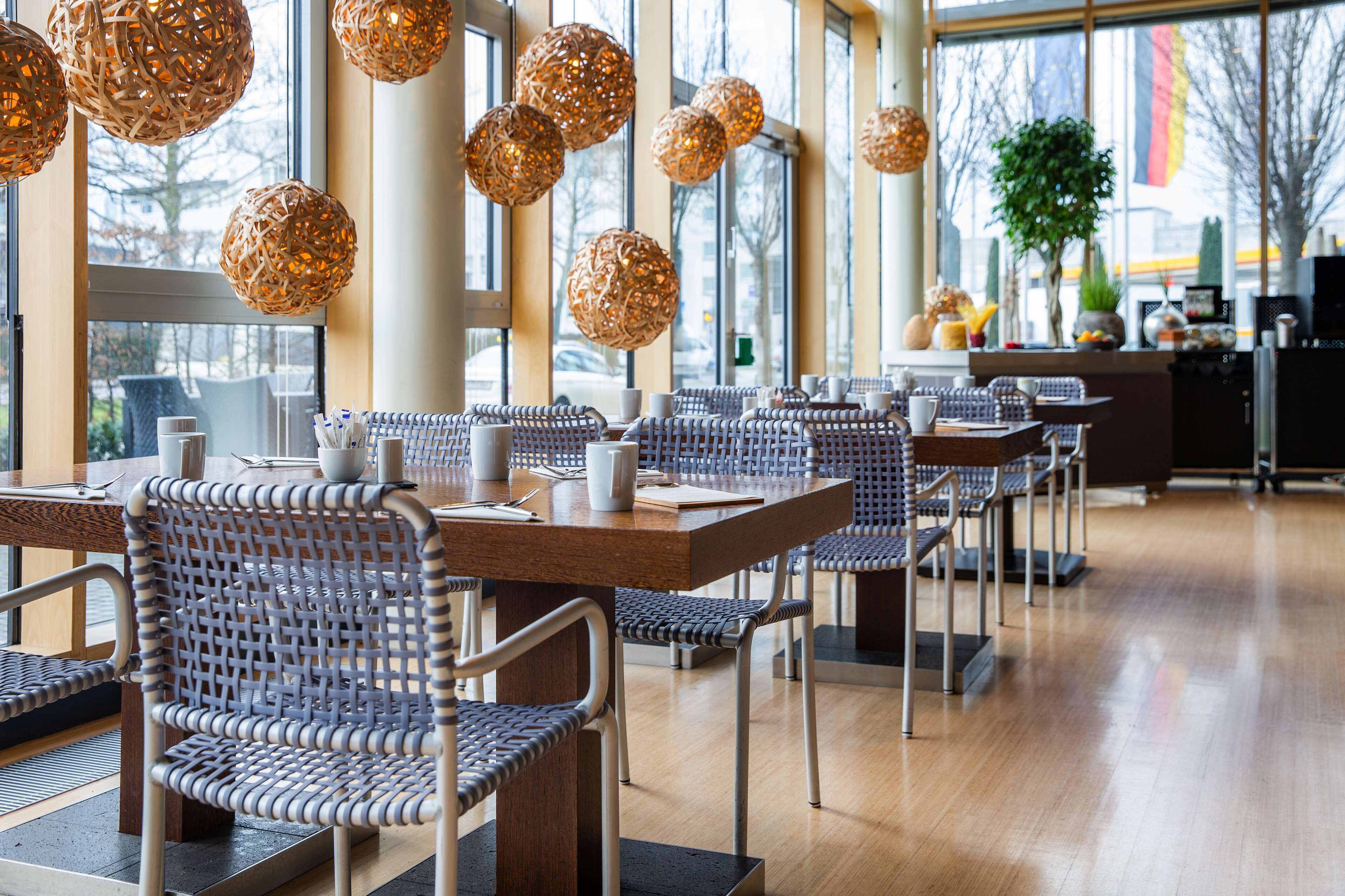 2 restaurants, breakfast served