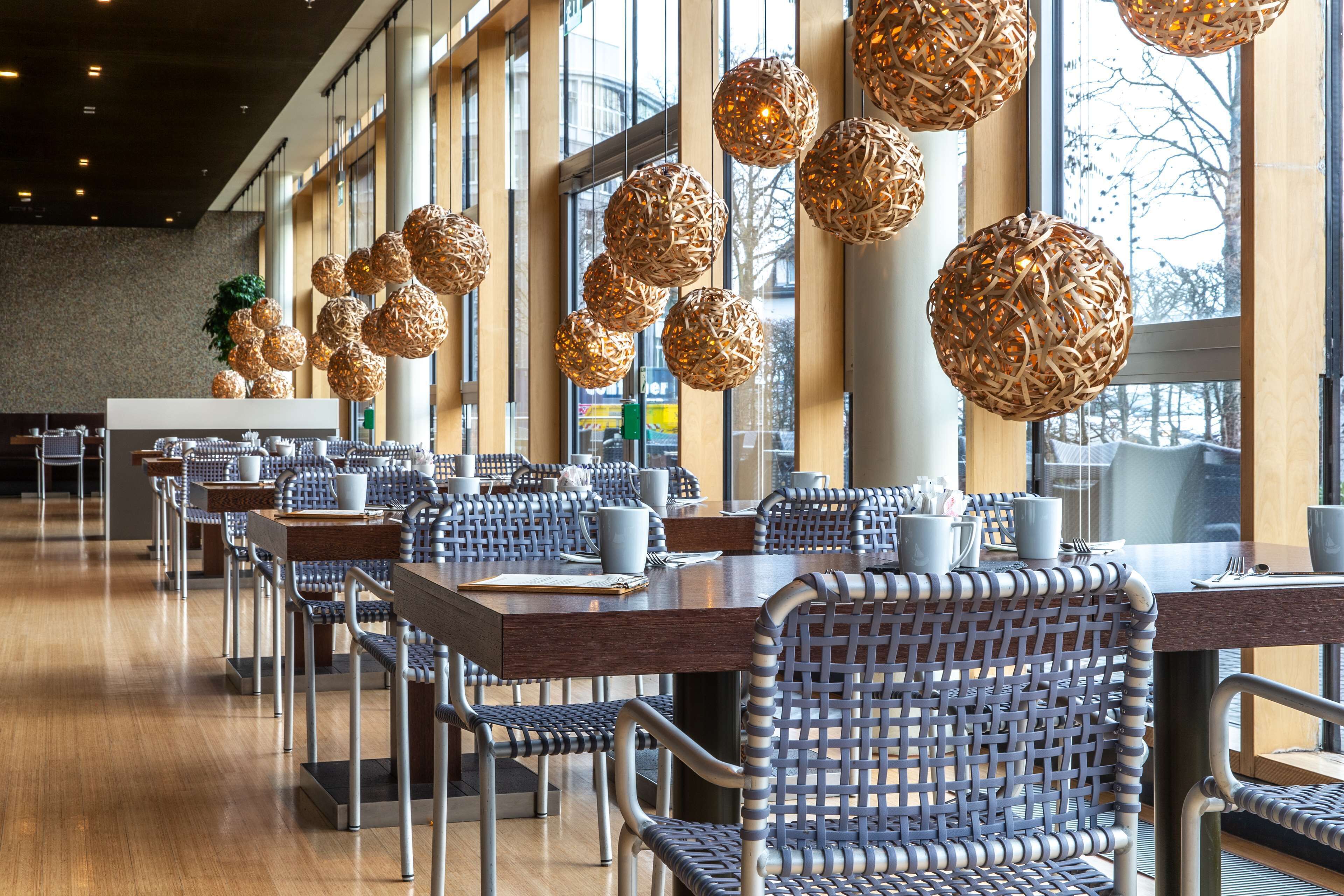 2 restaurants, breakfast served