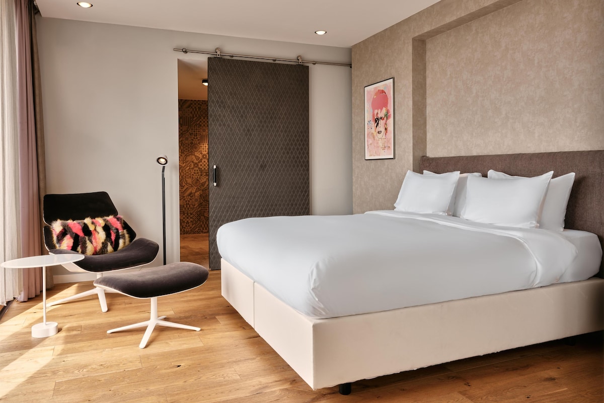Ropa de cama hipoalergénica y caja de seguridad en la habitación 