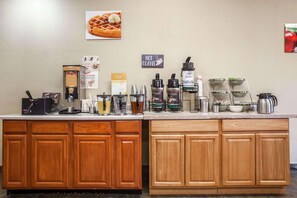 Free daily continental breakfast - Quality Inn & Suites Federal Way - Seattle (Federal Way)