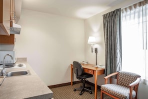 Deluxe-Suite, 1 King-Bett und Schlafsofa, Nichtraucher | 1 Schlafzimmer, Schreibtisch, laptopgeeigneter Arbeitsplatz
