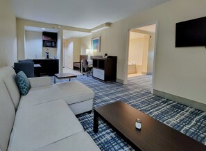جناح - سرير ملكي (Additional Living Area) | ملاءات للفراش لا تسبب الحساسية وخزنة داخل الغرفة وطراز فريد لكل وحدة