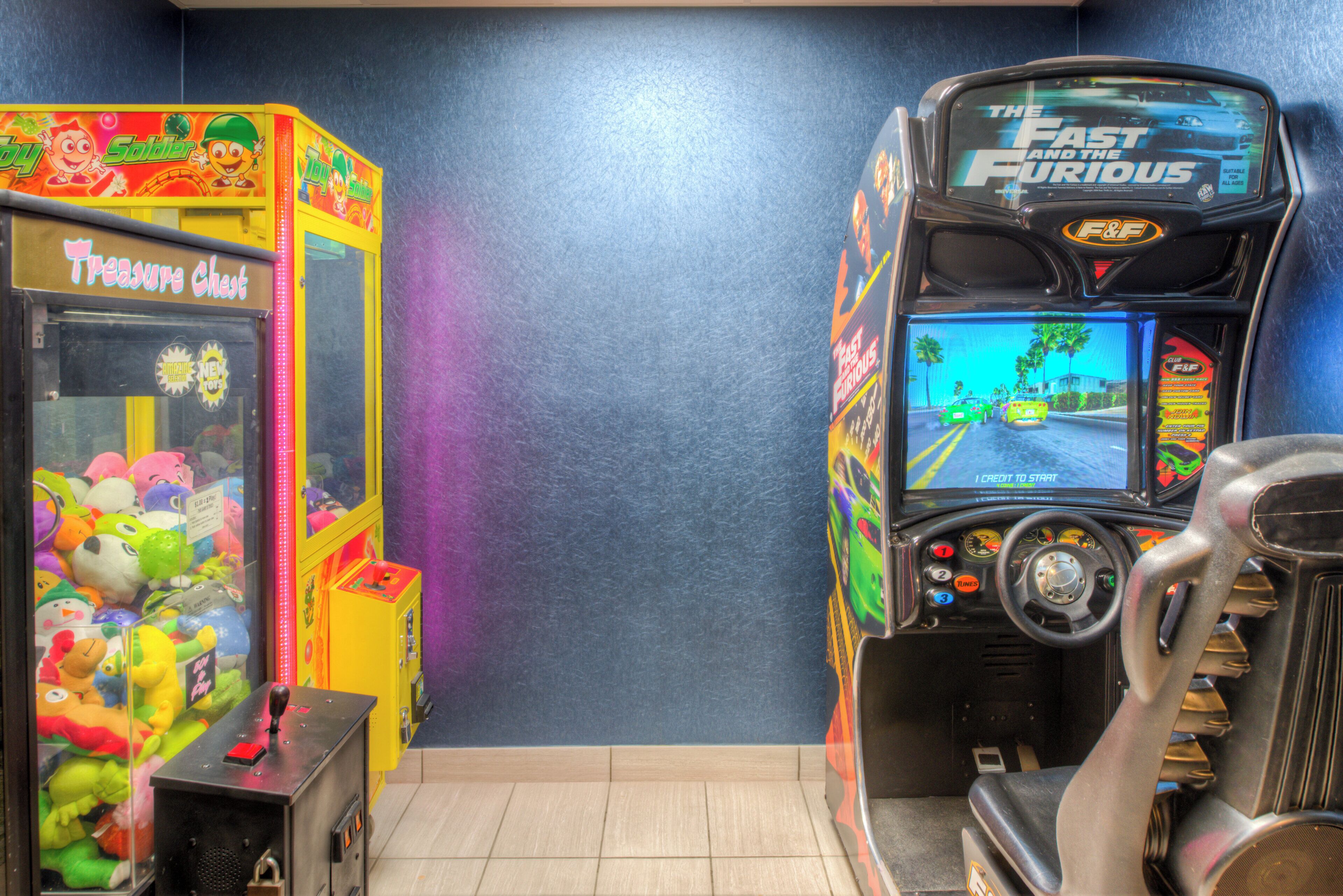 Una habitación con dos máquinas de juego, una para Treasure Chest y otra para The Fast and the Furious.