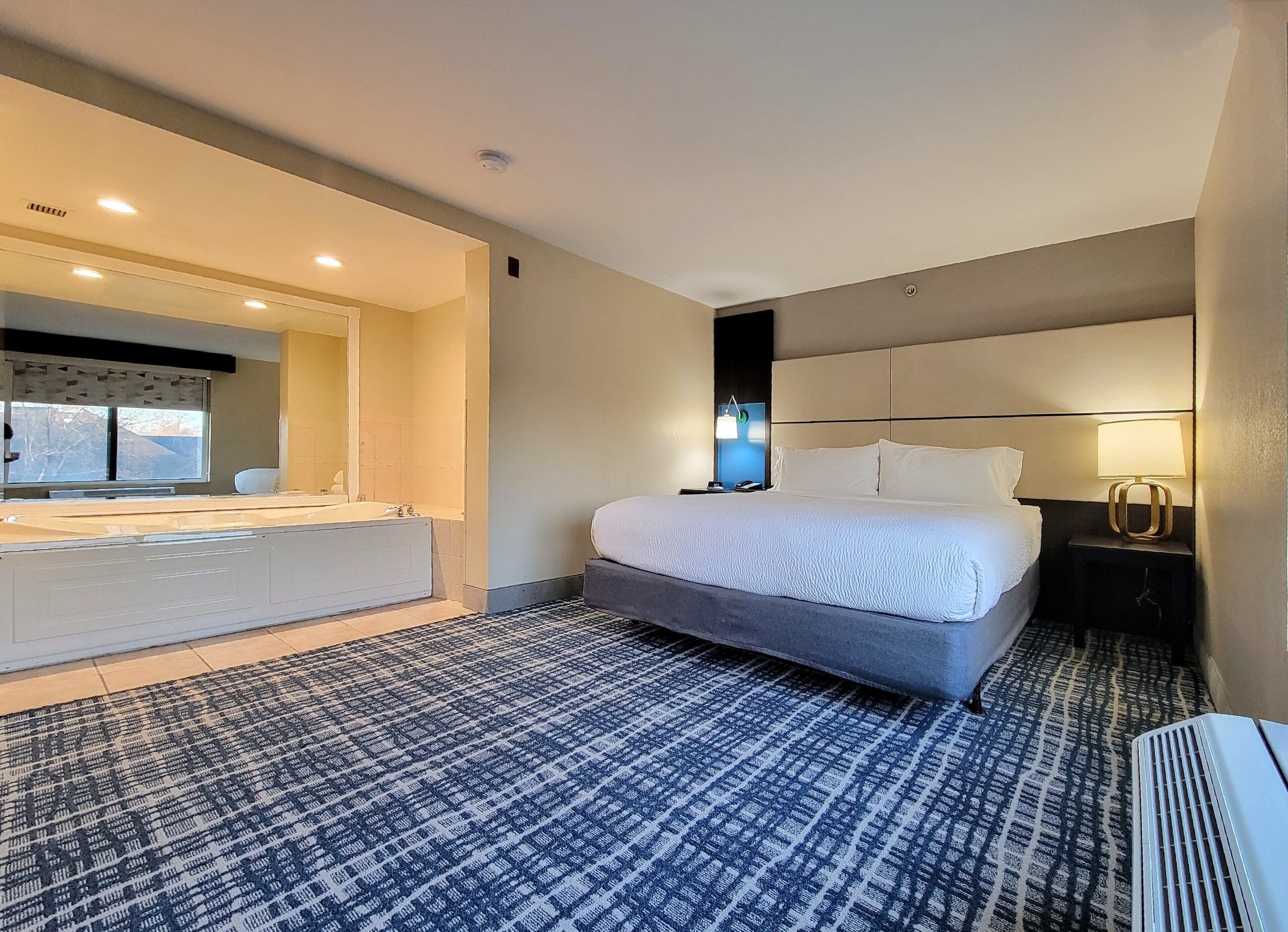 Suite, 1 Tempat Tidur King, akses difabel (Additional Living Area) | Seprai antialergi, brankas, dan dilengkapi dengan perabotan berbeda-beda