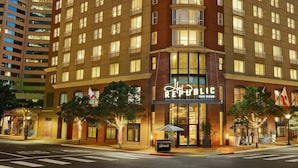 Un hotel con un letrero destacado que dice "Republic San Diego". Presenta una fachada de ladrillo con numerosas ventanas y balcones.