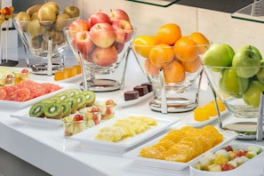 Sarapan prasmanan setiap hari (EUR 26.00 per orang)