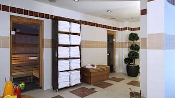 Een sauna, een stoombad, massagebehandelingen