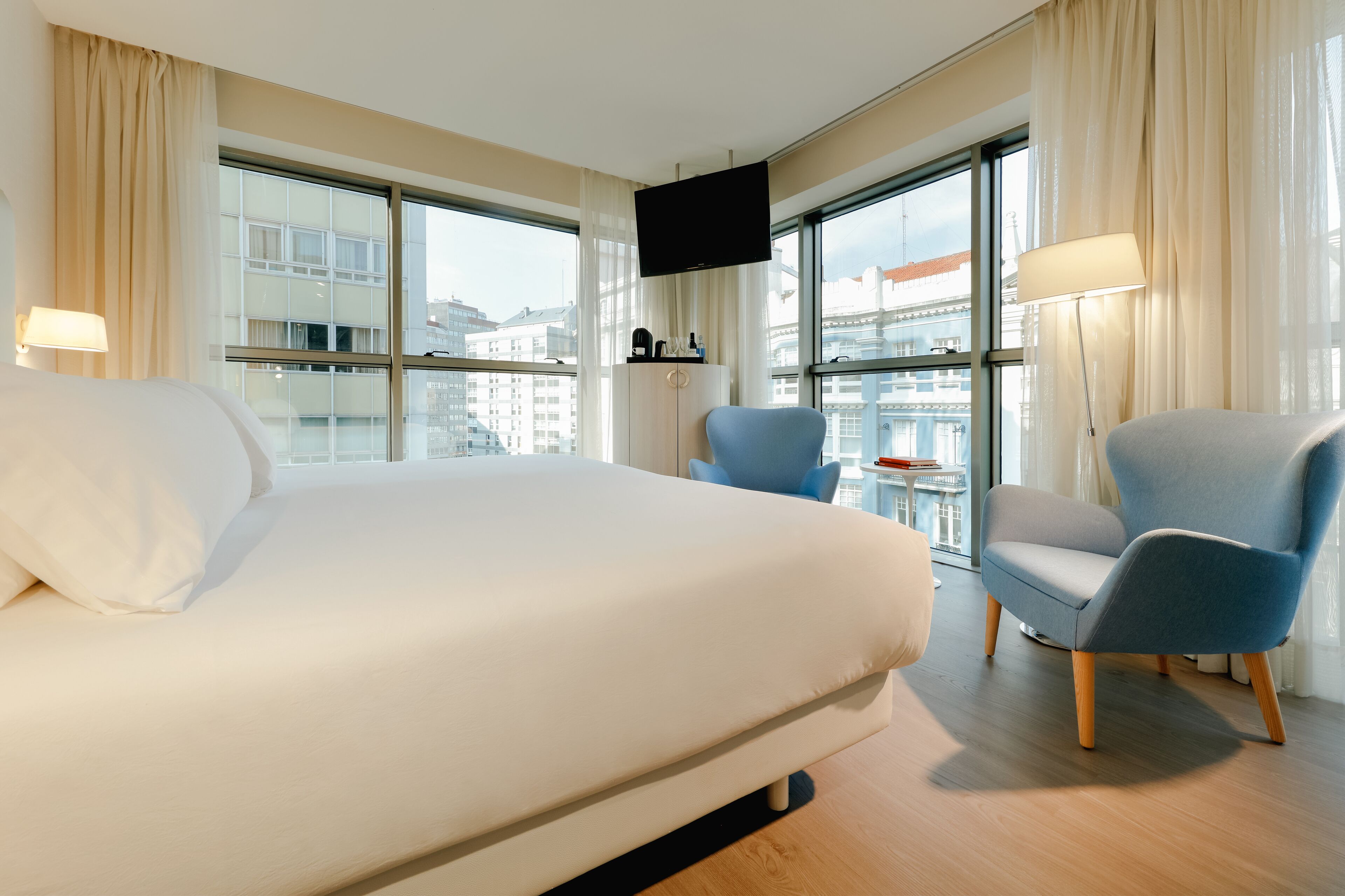 deluxe room | minibar, in-room safe, individually furnished, desk