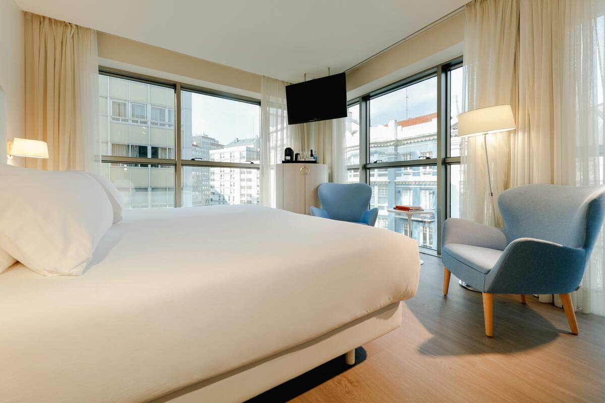 deluxe room | minibar, in-room safe, individually furnished, desk