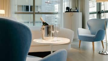 Deluxe Room | Minibar, in-room safe, individually furnished, desk