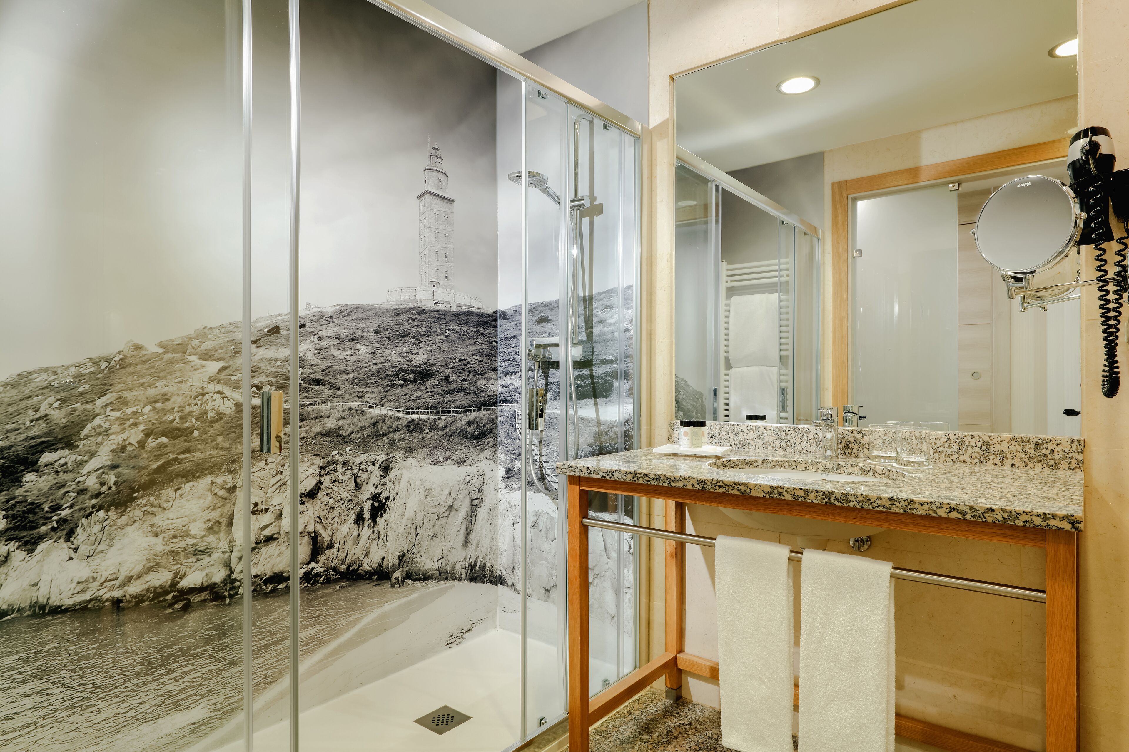 superior room | bathroom | combined shower/bathtub, free toiletries, hair dryer, towels