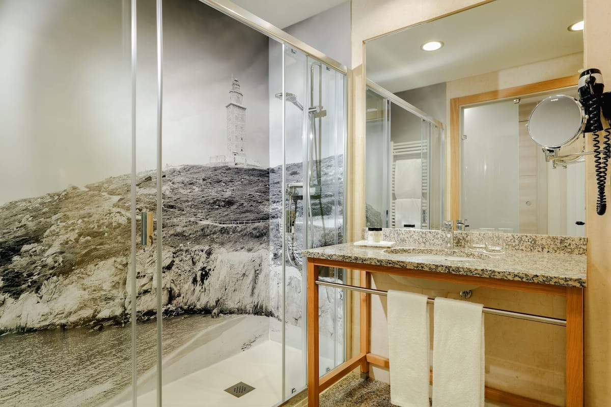 superior room | bathroom | combined shower/bathtub, free toiletries, hair dryer, towels