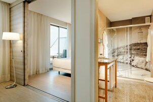 Suíte júnior, terraço | Frigobar, cofres nos quartos, individualmente mobiliados, escrivaninha