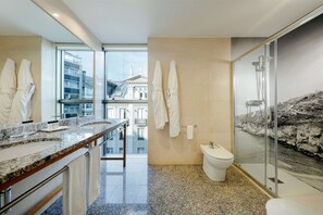 Minibar, caja de seguridad en la habitación y muebles diferentes 