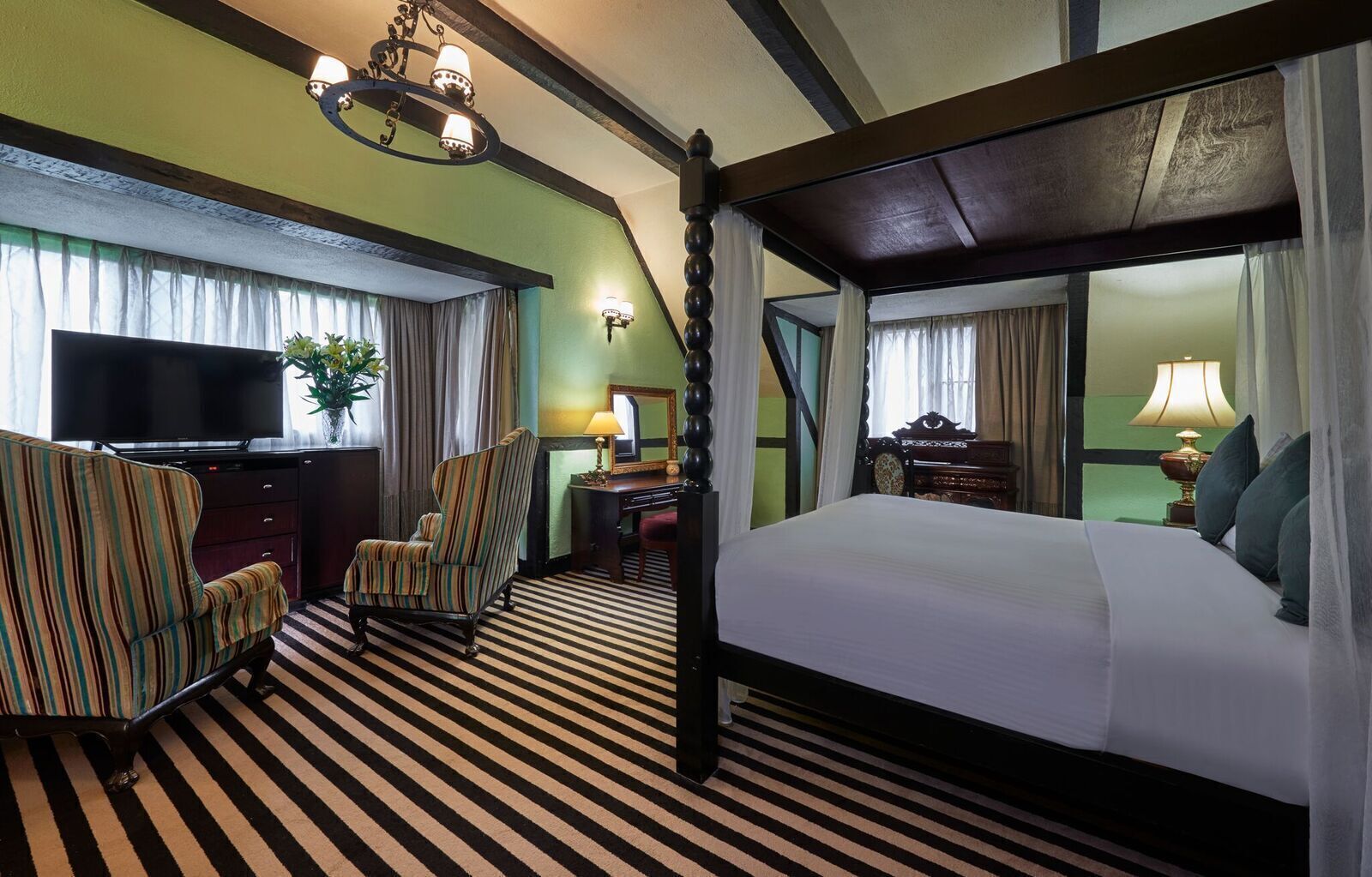 Minibar contenant certains articles gratuits, coffre-fort