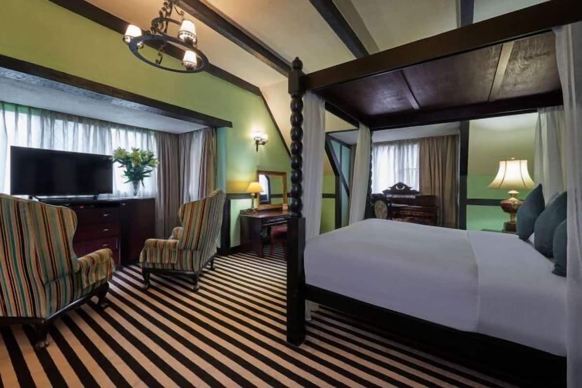 2 bedrooms, free minibar items, in-room safe, blackout drapes