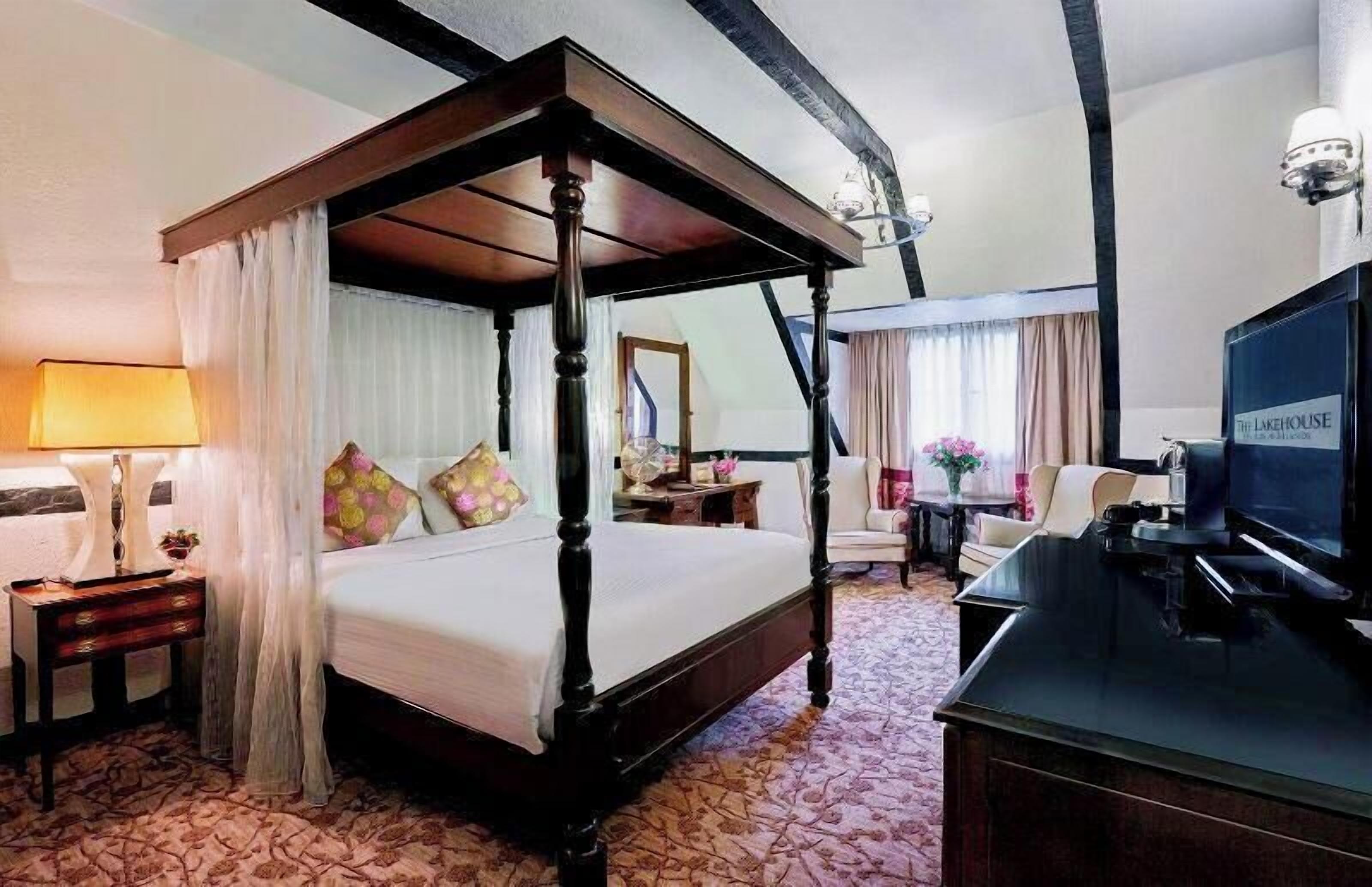 Minibar contenant certains articles gratuits, coffre-fort