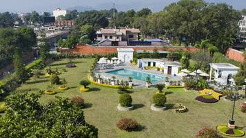 Outdoor pool, sun loungers
