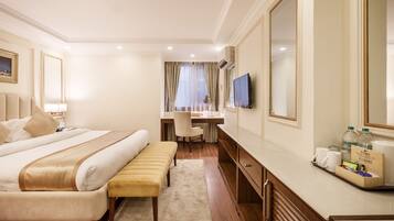 Deluxe Room King Bed | 1 bedroom, premium bedding, minibar, in-room safe