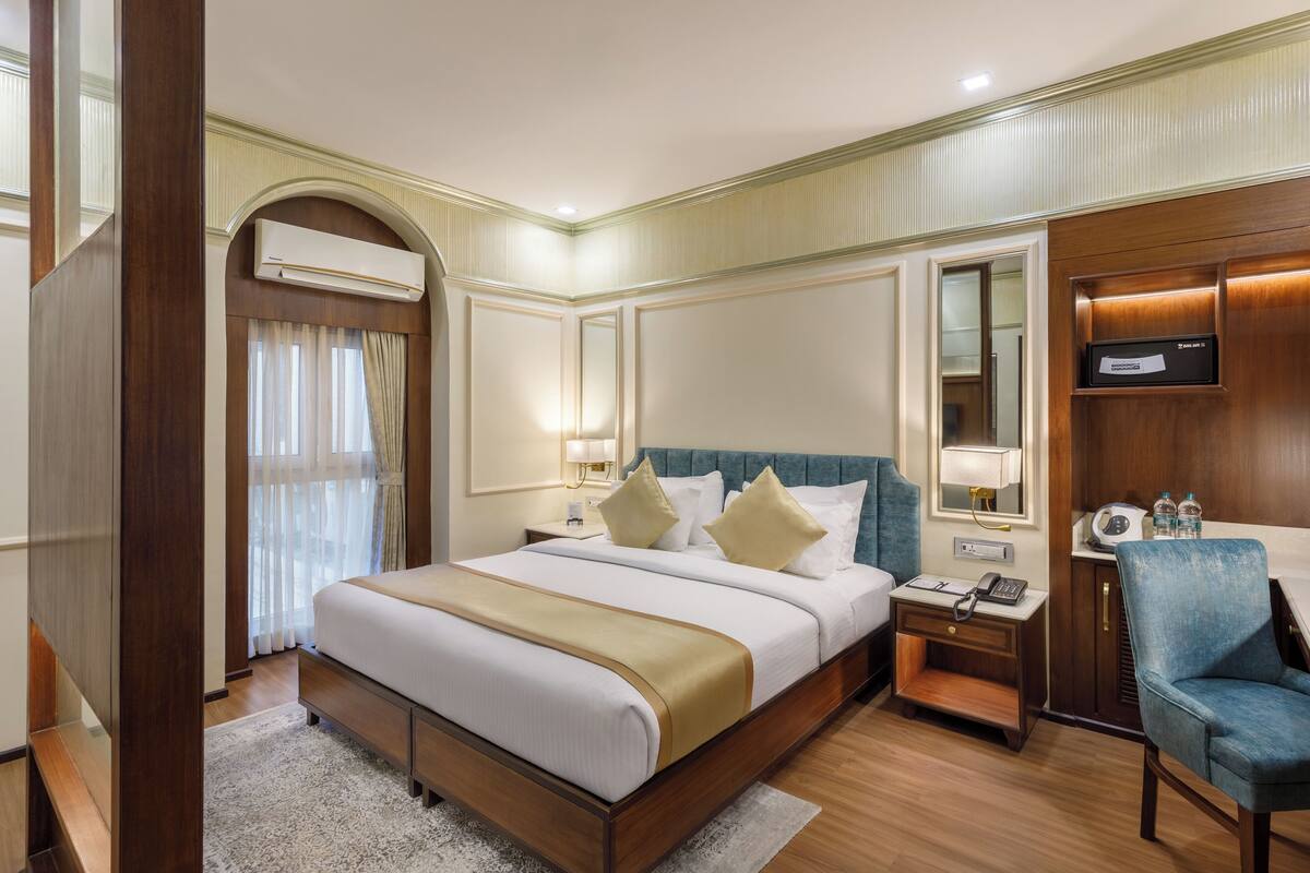 Deluxe Room King Bed | 1 bedroom, premium bedding, minibar, in-room safe