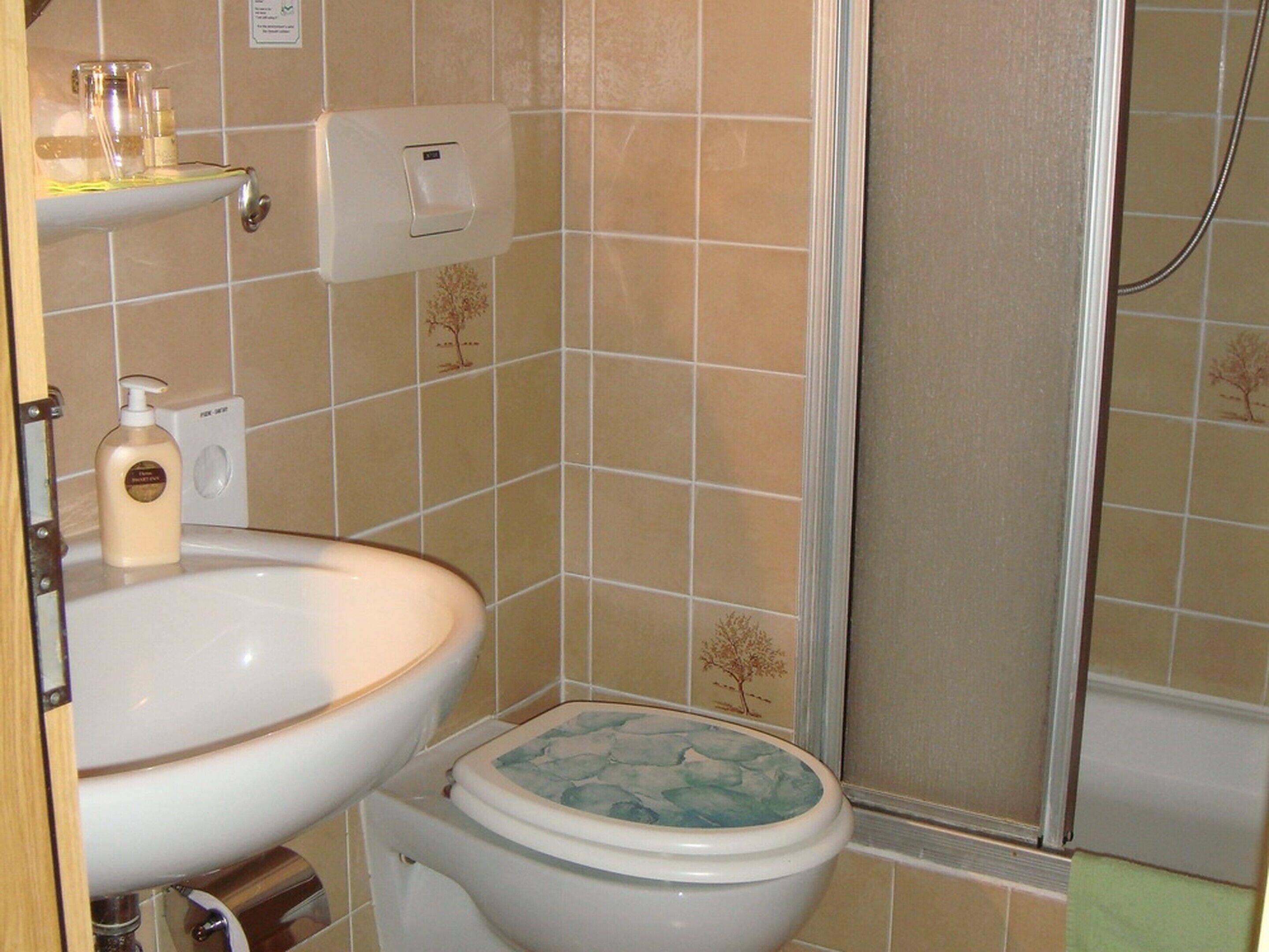 comfort single room, 1 single bed, private bathroom | bathroom | shower, free toiletries, hair dryer, towels