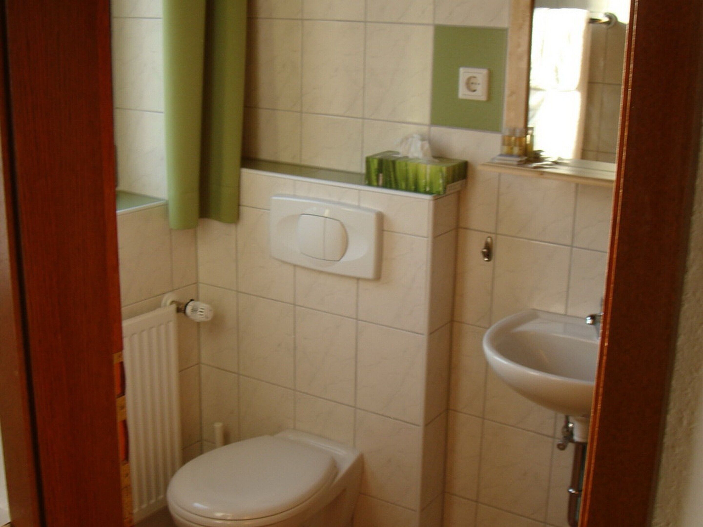 basic twin room, private bathroom | bathroom | shower, free toiletries, hair dryer, towels