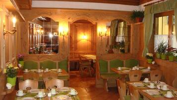 Sarapan prasmanan setiap hari (EUR 9 per orang)