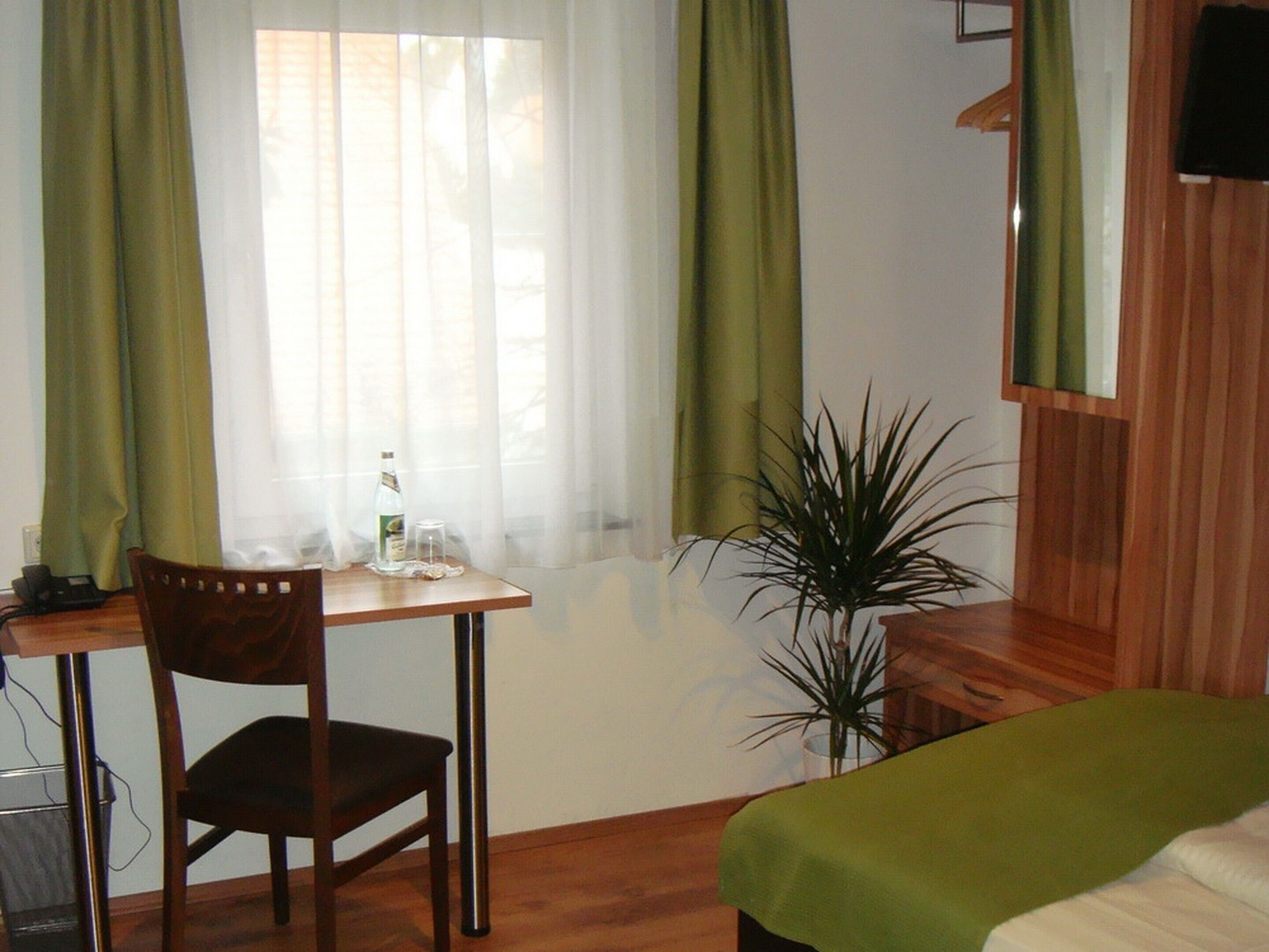 comfort single room, 1 single bed, private bathroom | premium bedding, select comfort beds, individually decorated, desk