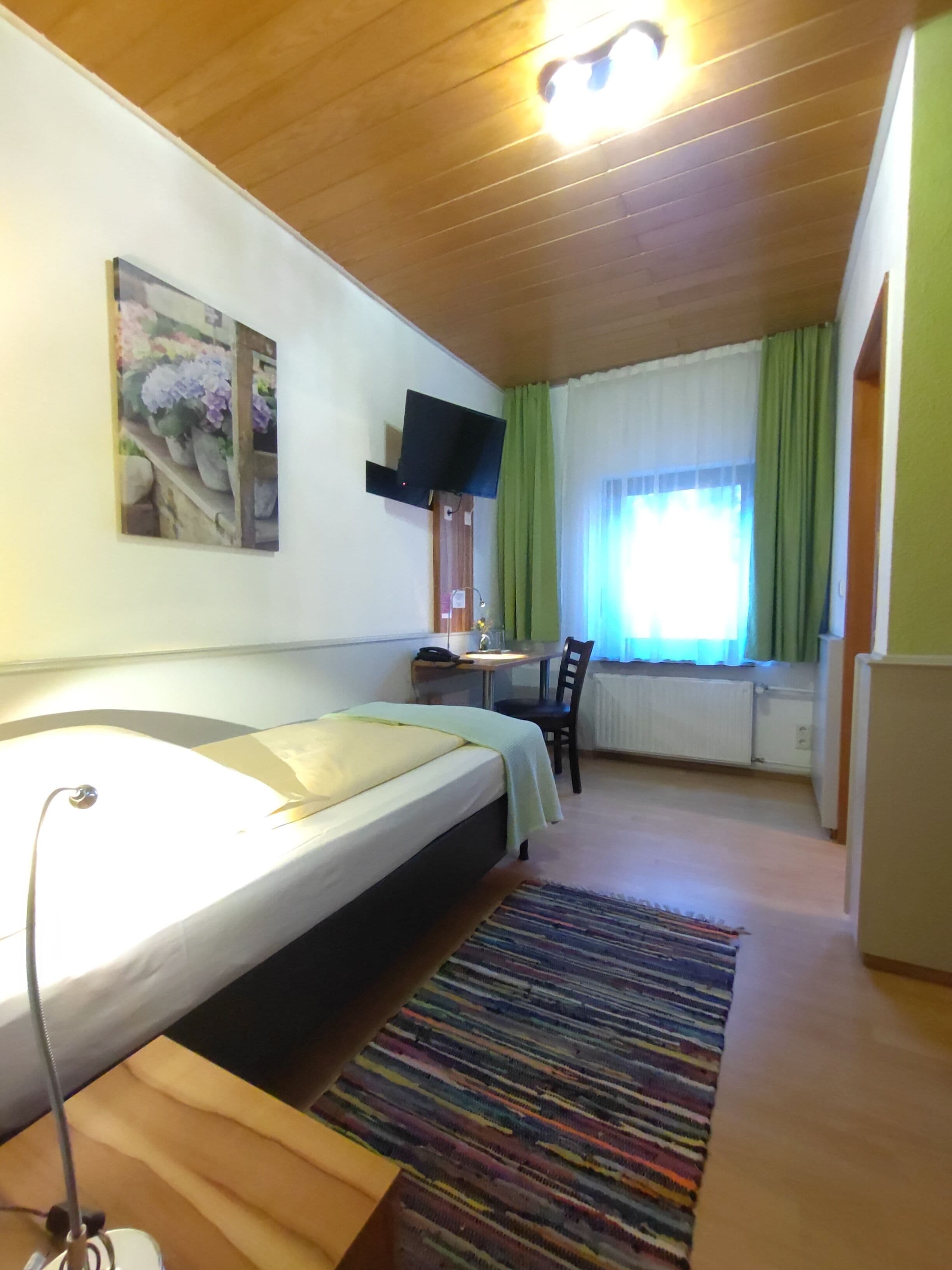 أغطية فراش متميزة وأسرّة سليكت كومفورت وبديكورات فريدة لكل غرفة ومكتب