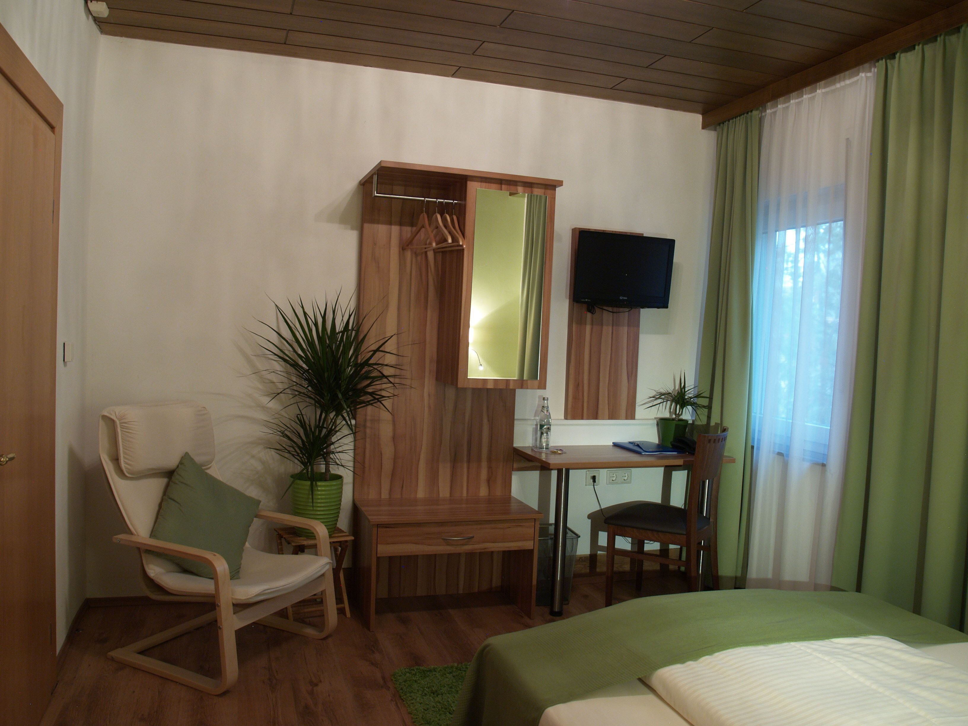 comfort single room, 1 single bed, private bathroom | room amenity