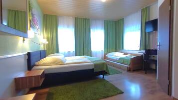 Habitación triple básica, 3 camas individuales, baño privado | Ropa de cama de alta calidad y camas Select Comfort