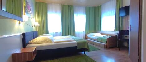 Basic trippelrum - 3 enkelsängar - privat badrum | Sängtillbehör av högsta kvalitet och Select Comfort-madrasser