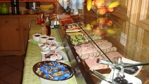 Un buffet proposant une variété de plats et d'accompagnements.