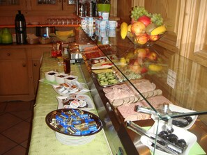 Petit déjeuner buffet (9 EUR par personne)