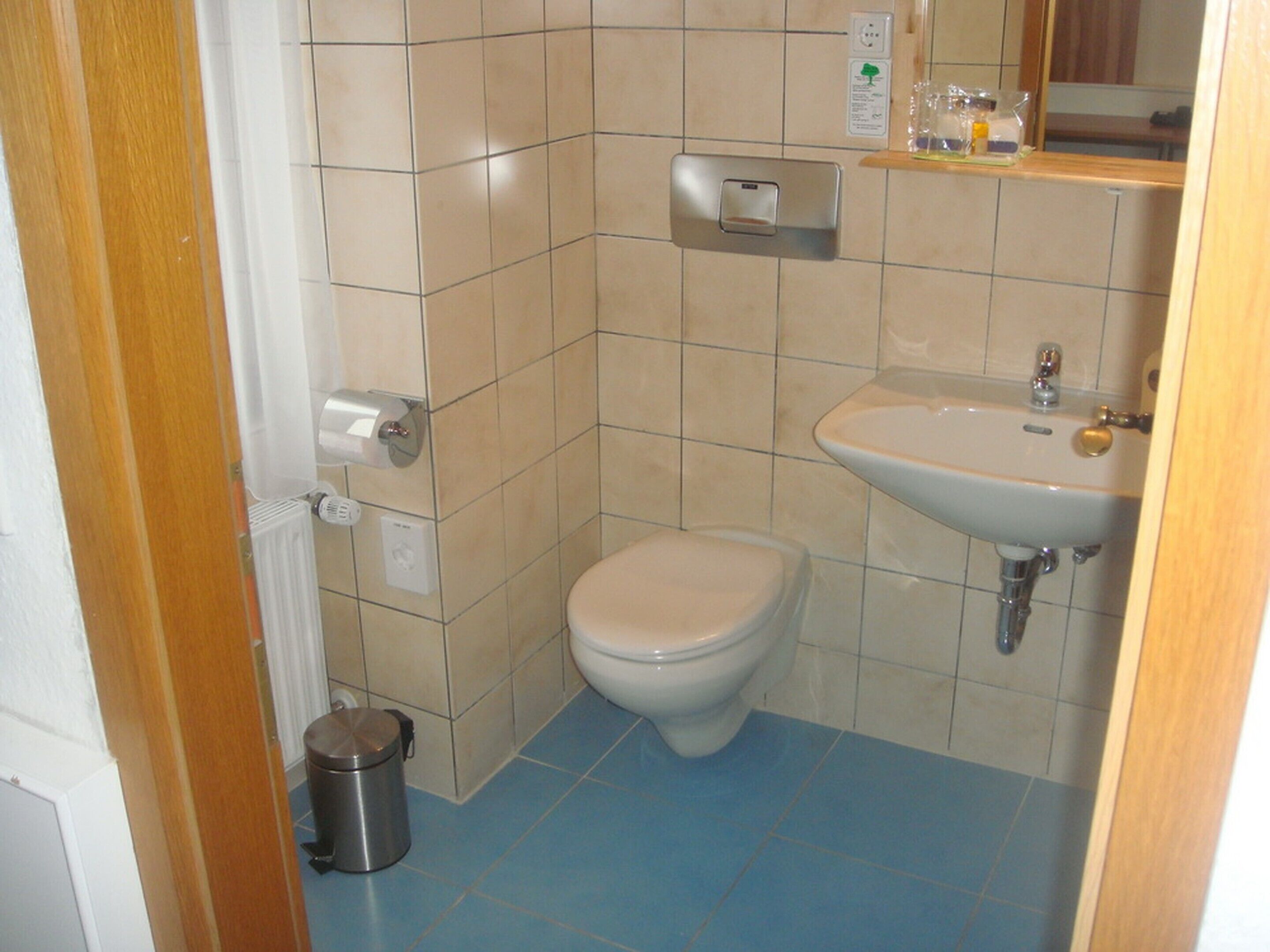 basic single room, 1 single bed, private bathroom | bathroom | shower, free toiletries, hair dryer, towels