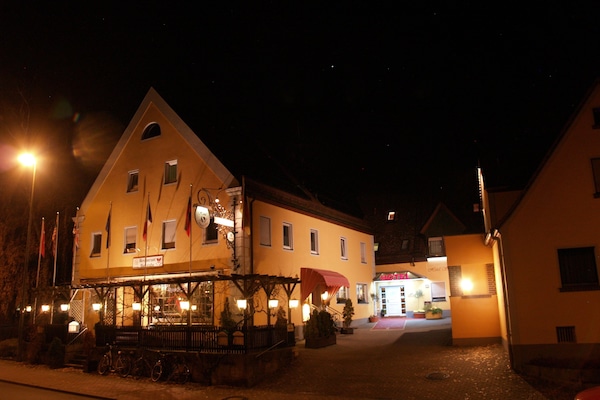 Fassade der Unterkunft – Abend/Nacht