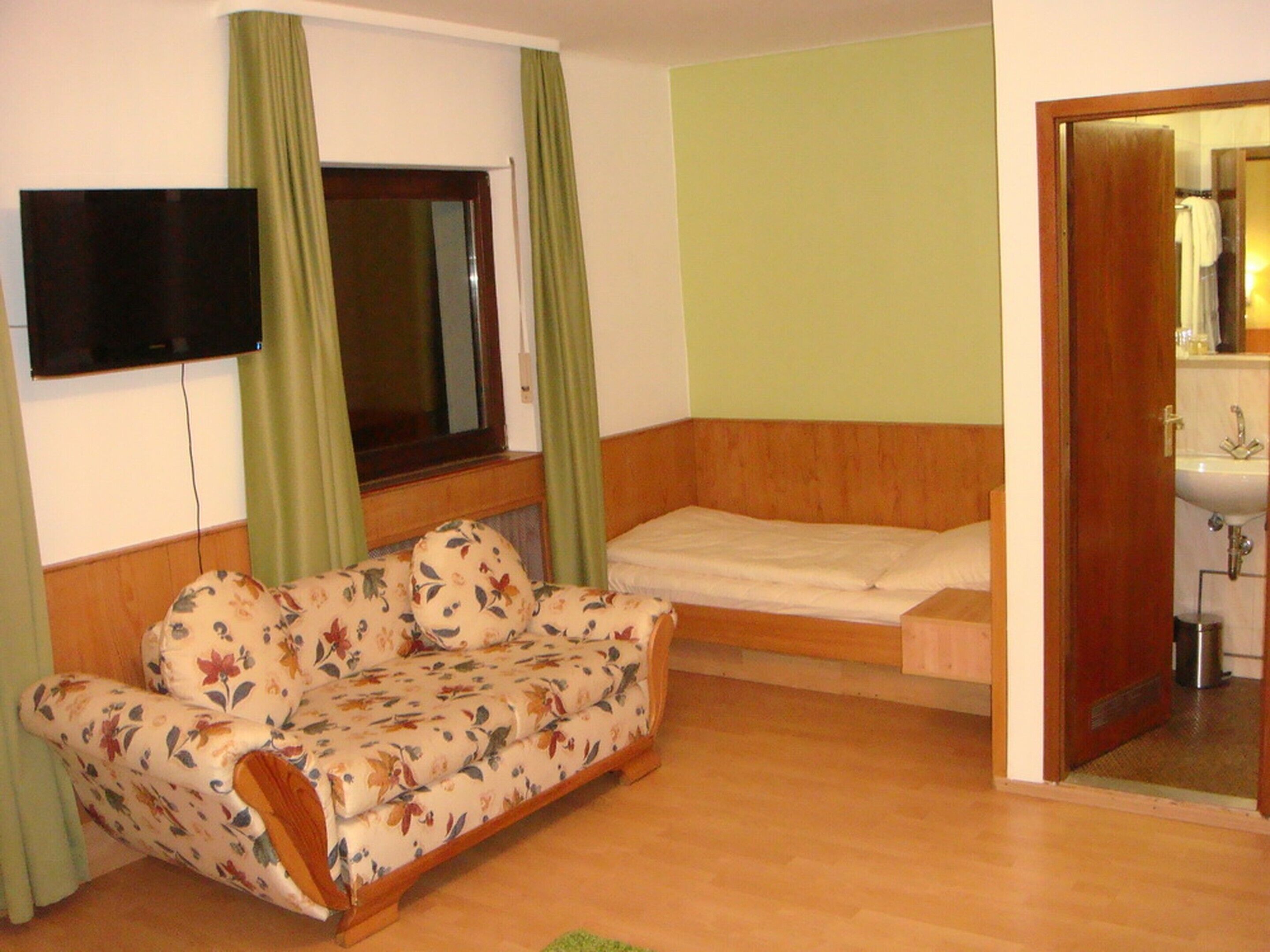 basic triple room, 3 single beds, private bathroom | premium bedding, select comfort beds, individually decorated, desk